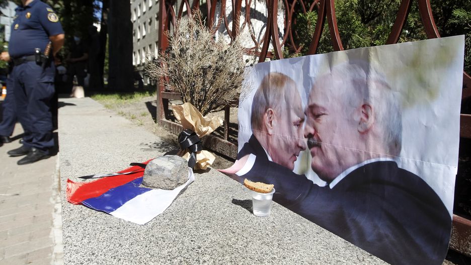 KIEV, UKRAINE - 2020/08/30: Banner depicting President of Russia Vladimir Putin and President of Belarus Alexander Lukashenko outside the Embassy of Belarus during the demonstration.
Belarusian citizens who live in Ukraine and Ukrainian activists who support protests in Belarus against the results of the presidential election took part in a rally alled 'Dictator's birthday' on the occasion of the 66th birthday of the President of Belarus, Alexander Lukashenko. (Photo by Pavlo Gonchar/SOPA Images/LightRocket via Getty Images)