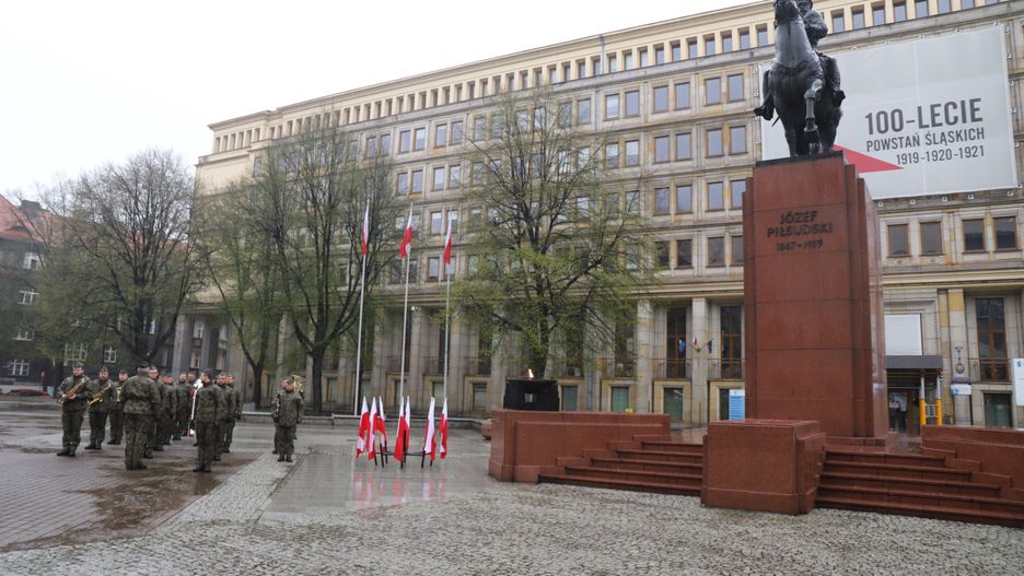 Śląski. W niedzielę 2 maja w Katowicach odbyło się uroczyste wciągnięcie na maszt flagi państwowej.