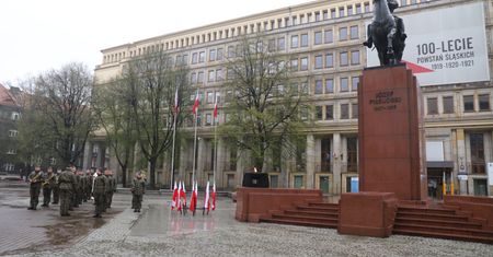 Katowice. Uroczystości pod pomnikiem Piłsudskiego 2 maja. Władze województwa śląskiego uczciły Dzień Flagi