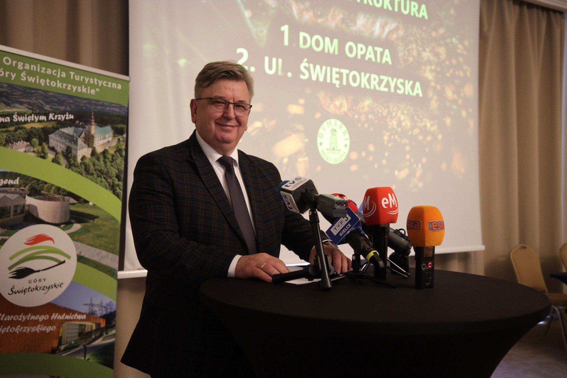 Do udziału w Dymarkach zachęcał również na konferencji prasowej starosta powiatu kieleckiego, Tomasz Pleban. - Mocno wspieramy to wydarzenie, ponieważ jest ono oparte na naszych wyjątkowych tradycjach dotyczących Centralnego Okręgu Przemysłowego, dotyczących wydobycia wielu różnego rodzaju rud metali, miedzi, czy ołowiu. W wielu gminach na terenie dzisiejszego powiatu kieleckiego te tradycje są bardzo żywe, nazewnictwo wielu miejscowości wiąże się właśnie z tymi wydarzeniami sprzed lat, kiedy to nasi poprzednicy wydobywali różnego rodzaju rudy - mówił starosta zaznaczając, że mocno popiera  ideę, którą burmistrz Nowej Słupi od kilku lat propaguje, zgodnie z którą Nowa Słupia ma się stać Centrum Turystycznym Gór Świętokrzyskich.