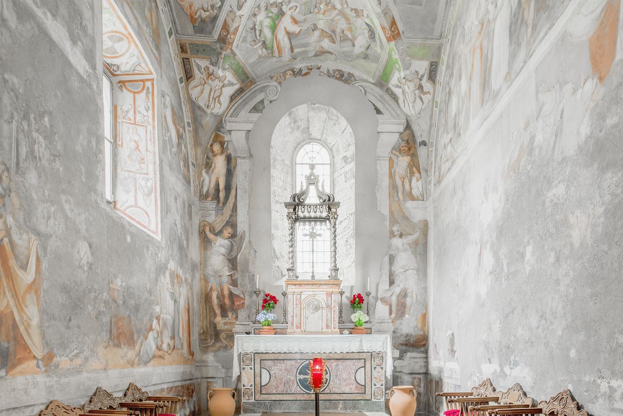 Scarchilli urodził się w 1990 roku w Monfalcone. W wieku 23 lat zdobył tytuł fotografa na Europejskim Instytucie Designu w Rzymie. Obecnie studiuje na kierunku "Historia, antropologia i religie" na Uniwersytecie La Sapienza. Skupia się na fotografii architektury i krajobrazów, czerpiąc inspiracje z literatury, muzyki i kina.