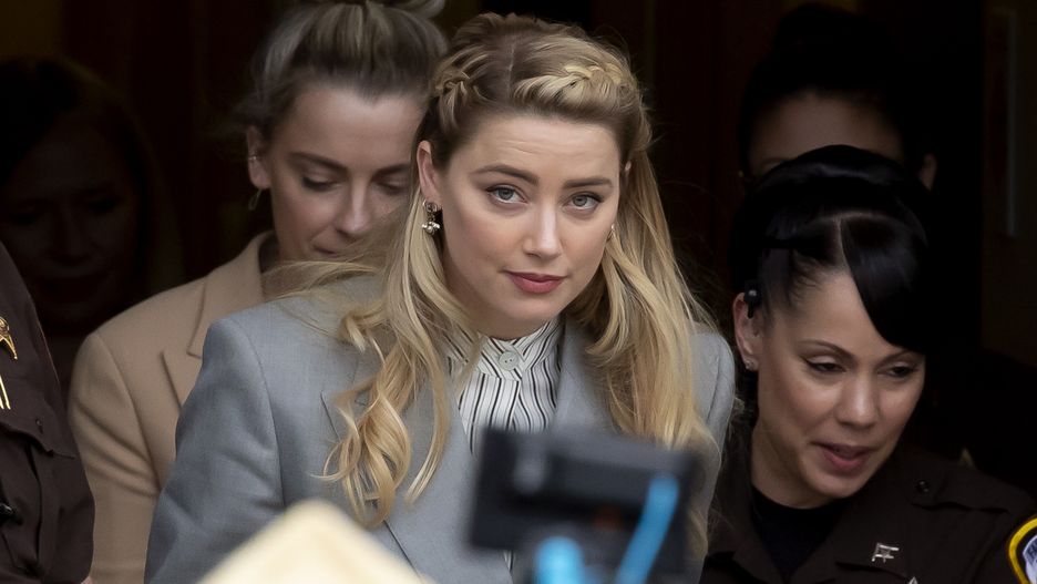 US actor Amber Heard leaves after closing arguments in the 50 million US dollar Depp vs Heard defamation trial at the Fairfax County Circuit Court in Fairfax, Virginia, USA, 27 May 2022. Johnny Depp's 50 million US dollar defamation lawsuit against Amber Heard started on 10 April. EPA/MICHAEL REYNOLDS Dostawca: PAP/EPA.