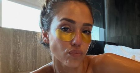 Jessica Alba pozuje NAGO w wannie (FOTO)