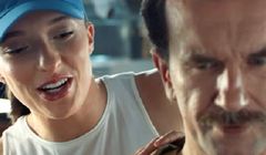 Iga Świątek w spocie Visy uczy Tomasza Kota, jak płacić telefonem