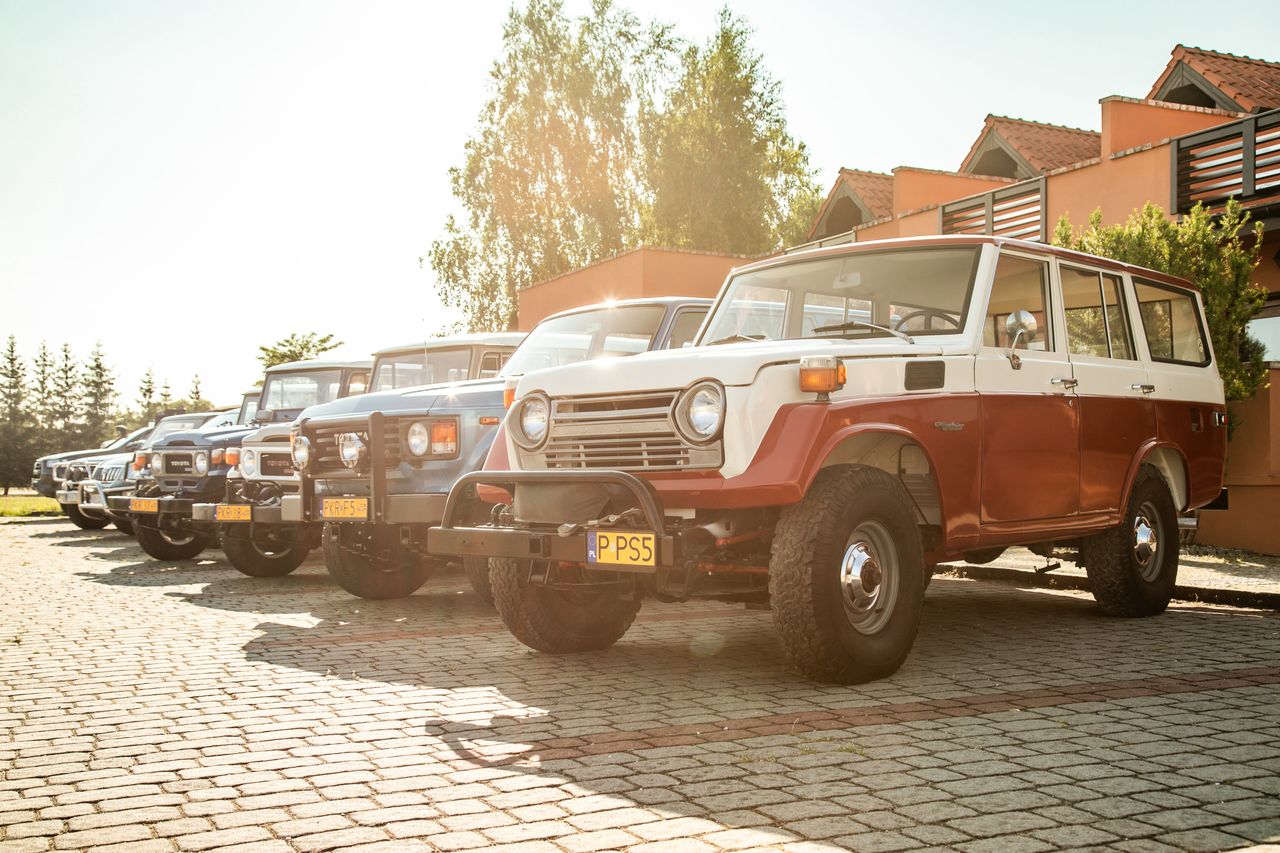 Na pierwszym planie bardzo rzadko spotykana Toyota Land Cruiser J5 zwana również złośliwie "Iron Pig" ze względu na swój nieprzeciętny wygląd. 