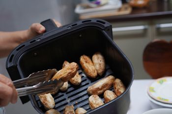 Air fryer pod lupą lekarzy. Ten nawyk może mieć konsekwencje dla zdrowia