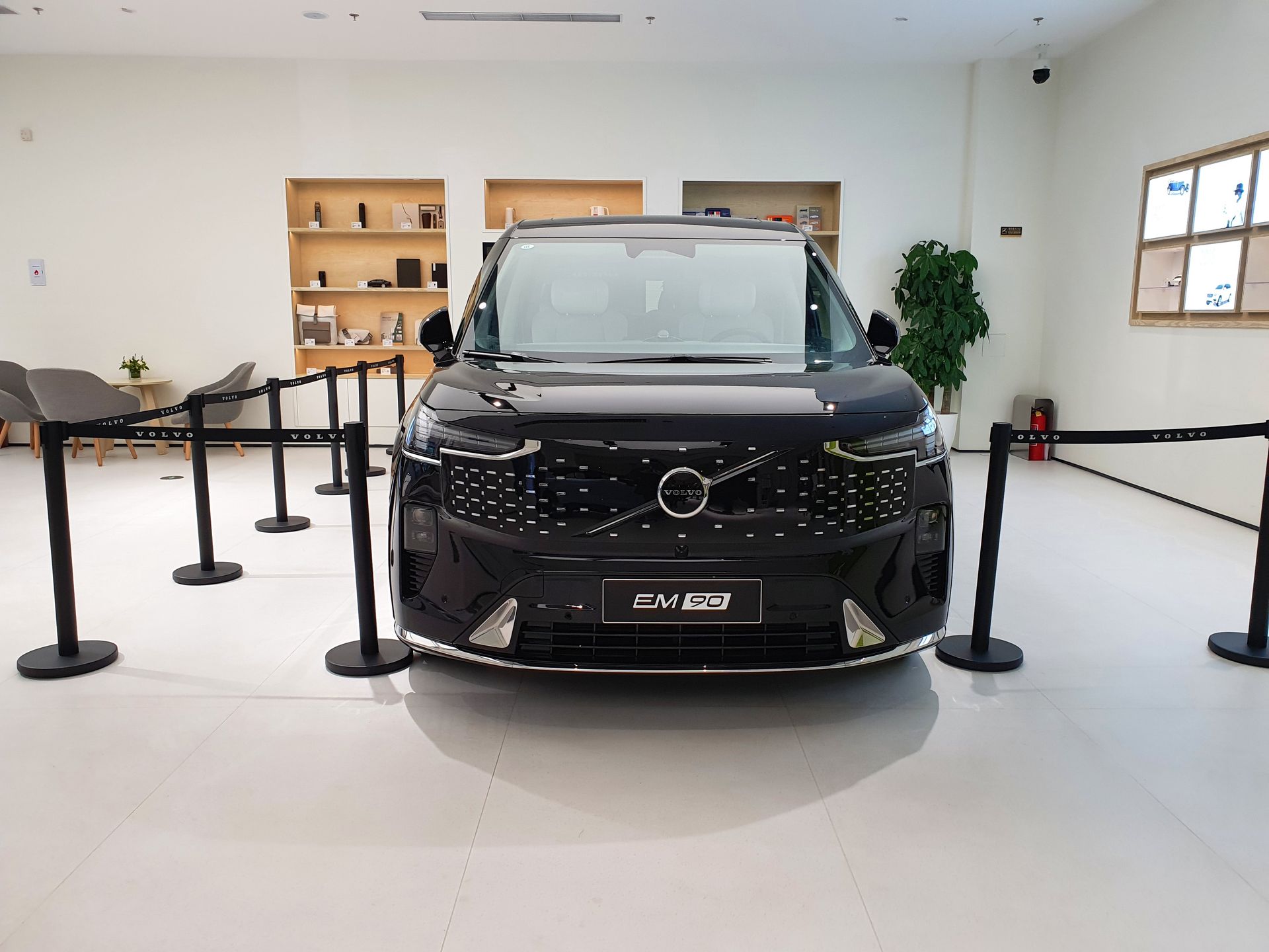 Volvo EM90