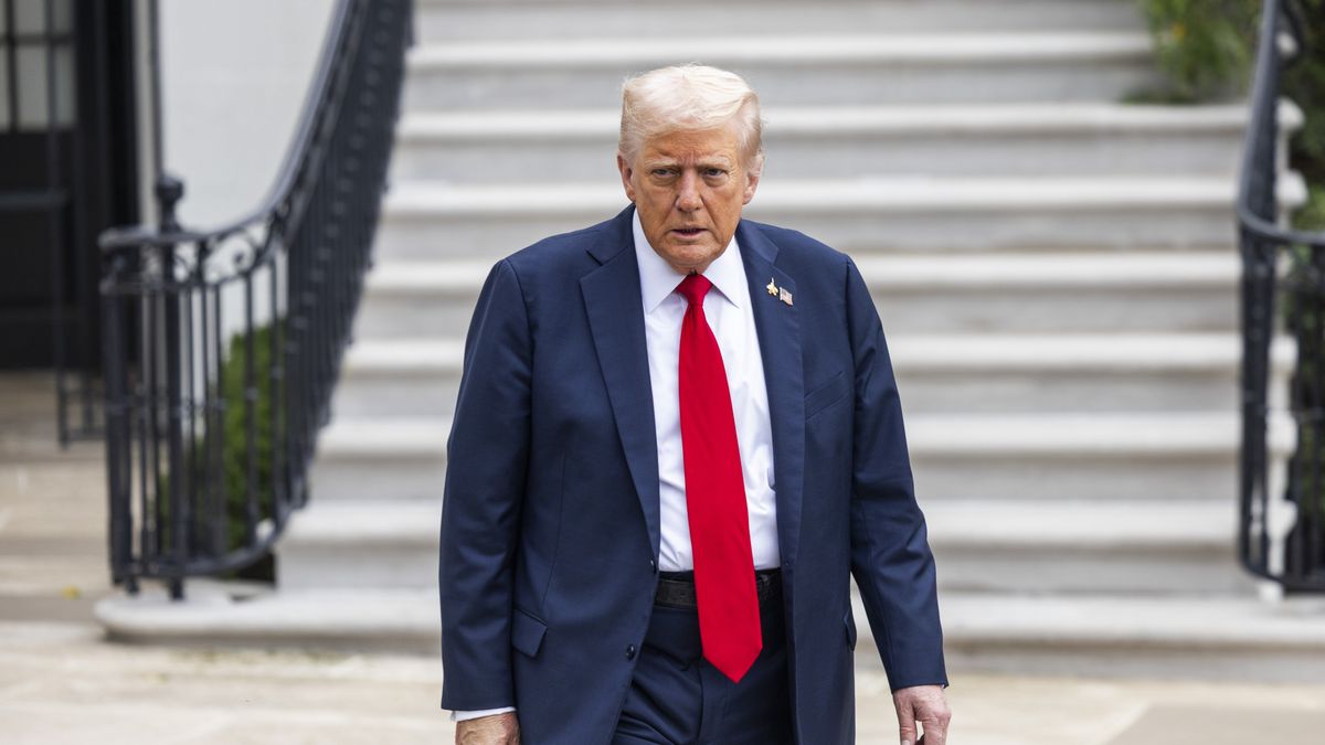 Trump departs White House for meeting with military brass in Quantico, Virginia
epa12416925 US President Donald Trump speaks to reporters as he departs the White House for a meeting with military leaders at Quantico Marine Base in Washington, DC, USA, 30 September 2025. The president answered questions about the gathering, saying 'We have our real warriors over there. And when they're not good, when we don't think they're our warriors, you know what happened? We say you're fired.'  EPA/JIM LO SCALZO 
Dostawca: PAP/EPA.
JIM LO SCALZO
WH, POTUS, media, press