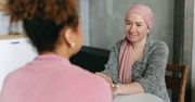 Psycholog mówi wprost. Jak rozmawiać (i jak nie rozmawiać) z chorym na raka?
