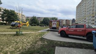 Dziecko wypadło z wieżowca we Włocławku. Na miejscu wszystkie służby ratunkowe