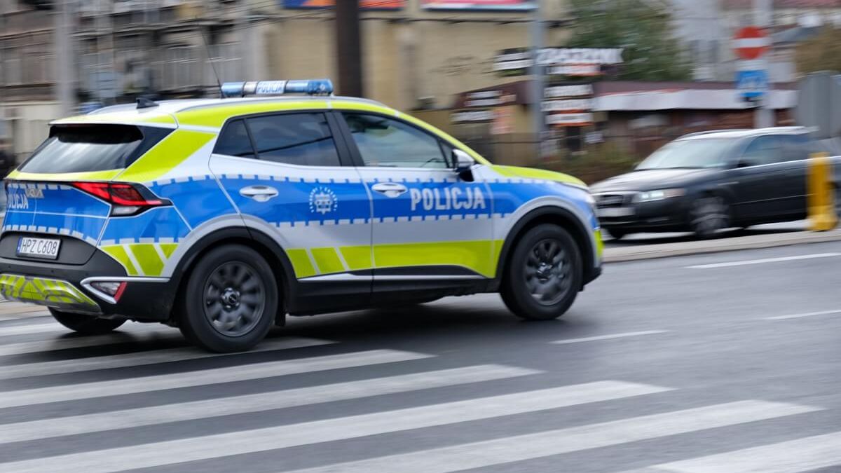 Radiowóz policji w nowym malowaniu