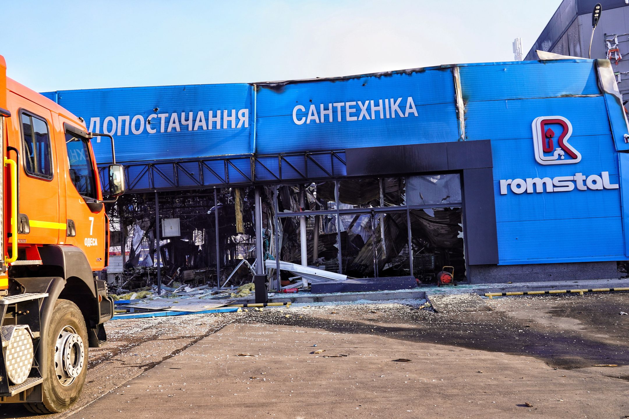 Odessa, Ukraina, 21.03.2025. Zniszczenia po rosyjskim ataku rakietowym w Odessie, 21 bm. Uszkodzonie zostało centrum handlowe, stacja benzynowa, budynki mieszkalne i sklepy. Trwa inwazja Rosji na Ukrainę. (aldg) PAP/Alena Solomonova