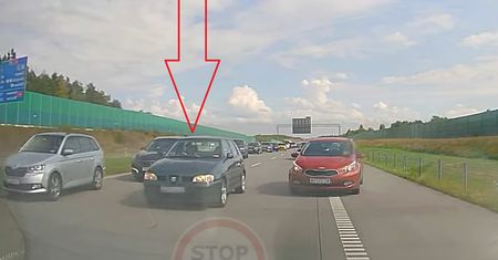 Jechał korytarzem życia za strażą pożarną. Internauci wzburzeni