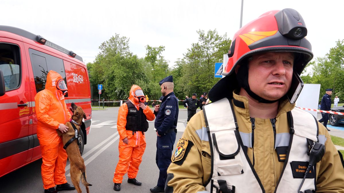 Krakow. 17.05.2022. Szpital Uniwersytecki w Prokocimiu. Cwiczenie z udzialem Strazy Pozarnej - ewakuacja dwoch oddzialow szpitala, neutralizacja podejrzanej substancji i dekontaminacja ludzi, ktorzy mieli z nia kontakt. Strazacka jednostka ratownictwa chemicznego.