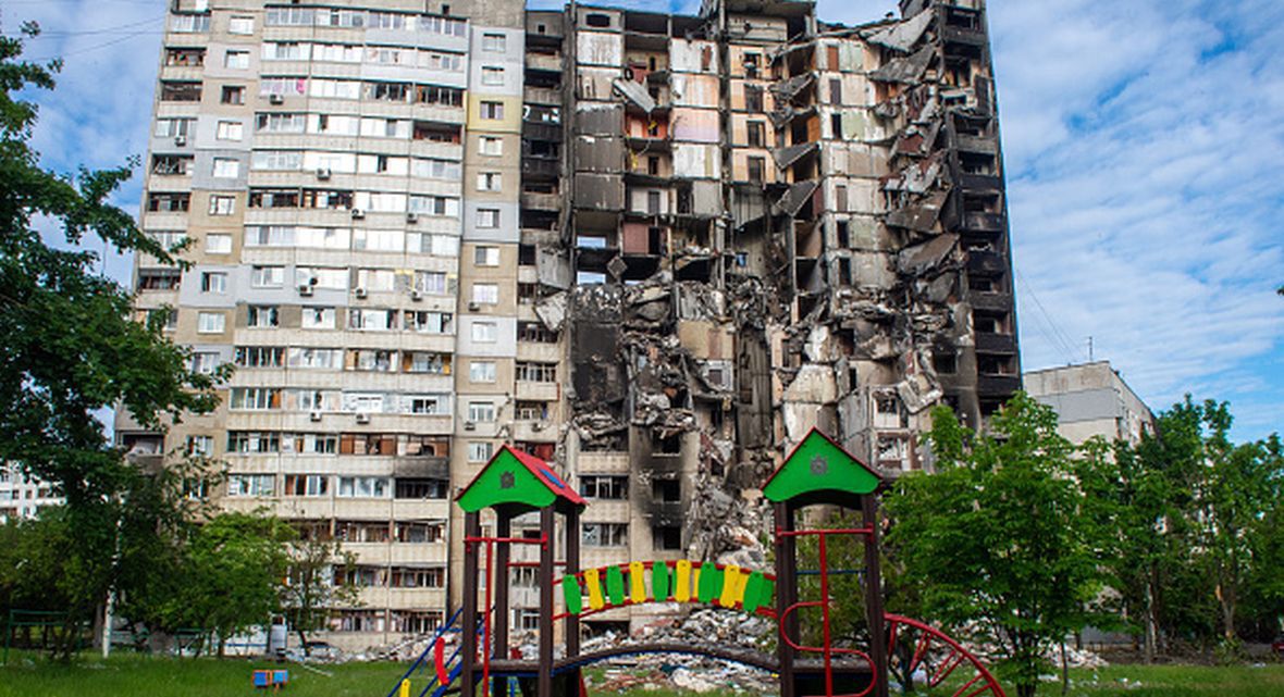 Zniszczony blok w Charkowie. Według wstępnych szacunków, straty spowodowane przez Rosjan w Ukrainie przekroczyły już 600 mld dolarów 