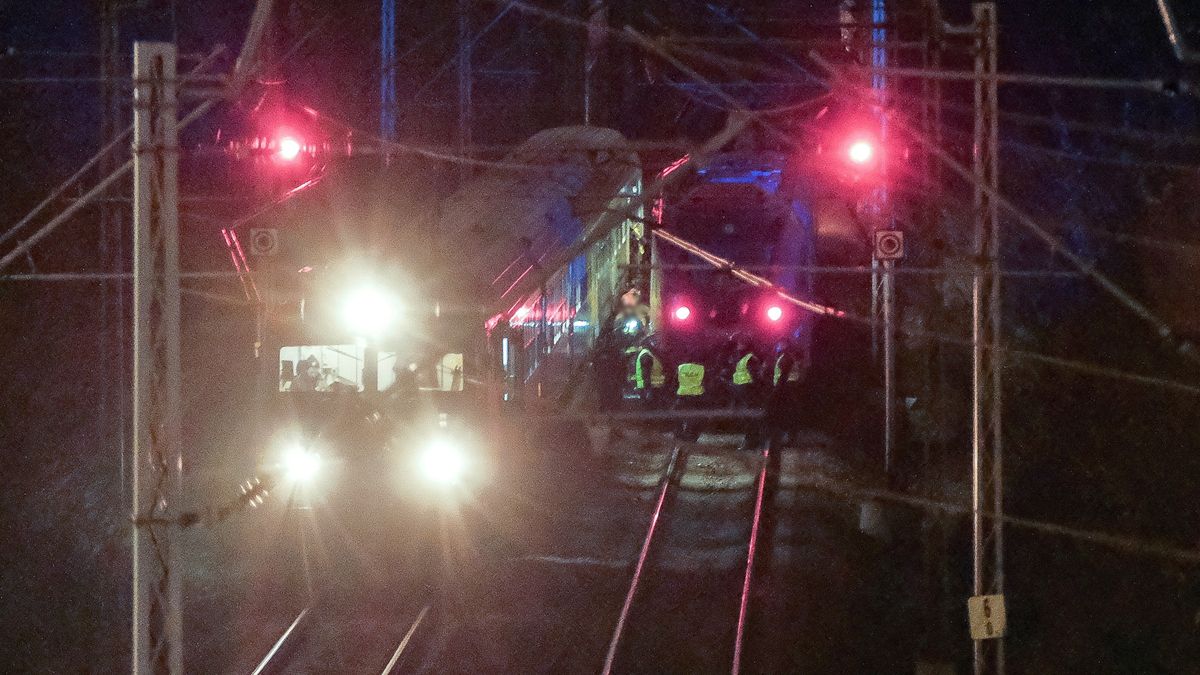 Warszawa, 25.11.2021. Miejsce tragicznego wypadku w Lasku na Kole na warszawskiej Woli, 25 bm. Pociąg relacji Warszawa Gdańska - Łódź potrącił śmiertelnie dwie osoby. (jm) PAP/Mateusz Marek ***Zdjęcie do depeszy PAP pt. Warszawa/ Pociąg śmiertelnie potrącił dwie osoby***