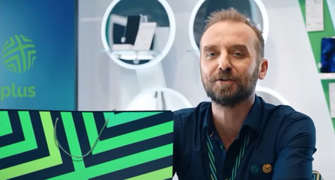 Wojciech Mecwaldowski jako ojciec i mąż reklamuje 5G w abonamencie Plusa (wideo)