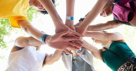 Zabawy integracyjne – jakie niosą ze sobą korzyści i jak się bawić?