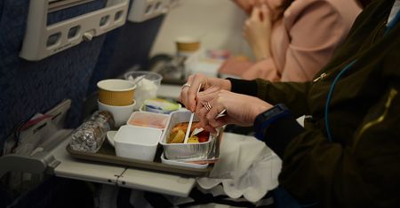 "Nigdy tego nie spożywaj w samolocie". Stewardesa nie owija w bawełnę