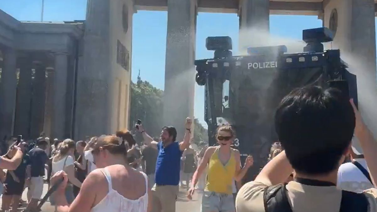 Berlin: Policja wykorzystuje armatki wodne podczas upału