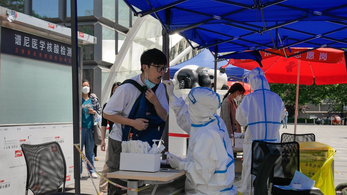A man undergoes a COVID-19 test in Beijing, China, 18 May 2022. Beijing continues its mass testing as part of its effort to curb the spread of COVID-19 in the city while authorities in Shanghai announced a relaxed lockdown starting on 01 June 2022. China's strict 'dynamic zero-COVID' strategy has dragged its economy into the lowest level of consumption and industrial production since early 2020 as authorities have imposed partial and full lockdowns in different cities across the country. EPA/MARK R. CRISTINO Dostawca: PAP/EPA.
