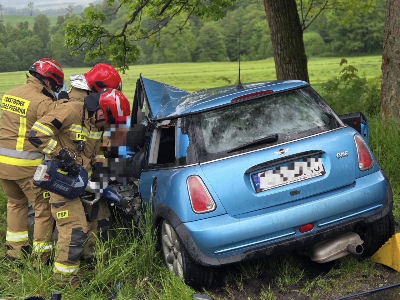 Auto z 5 osobami uderzyło w drzewo. Poważny wypadek na Dolnym Śląsku