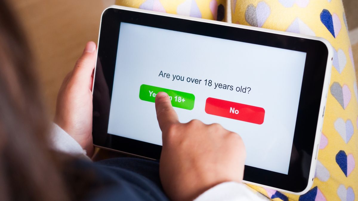 Na zdjęciu dziecko potwierdzające na tablecie, że ukończyło 18 lat