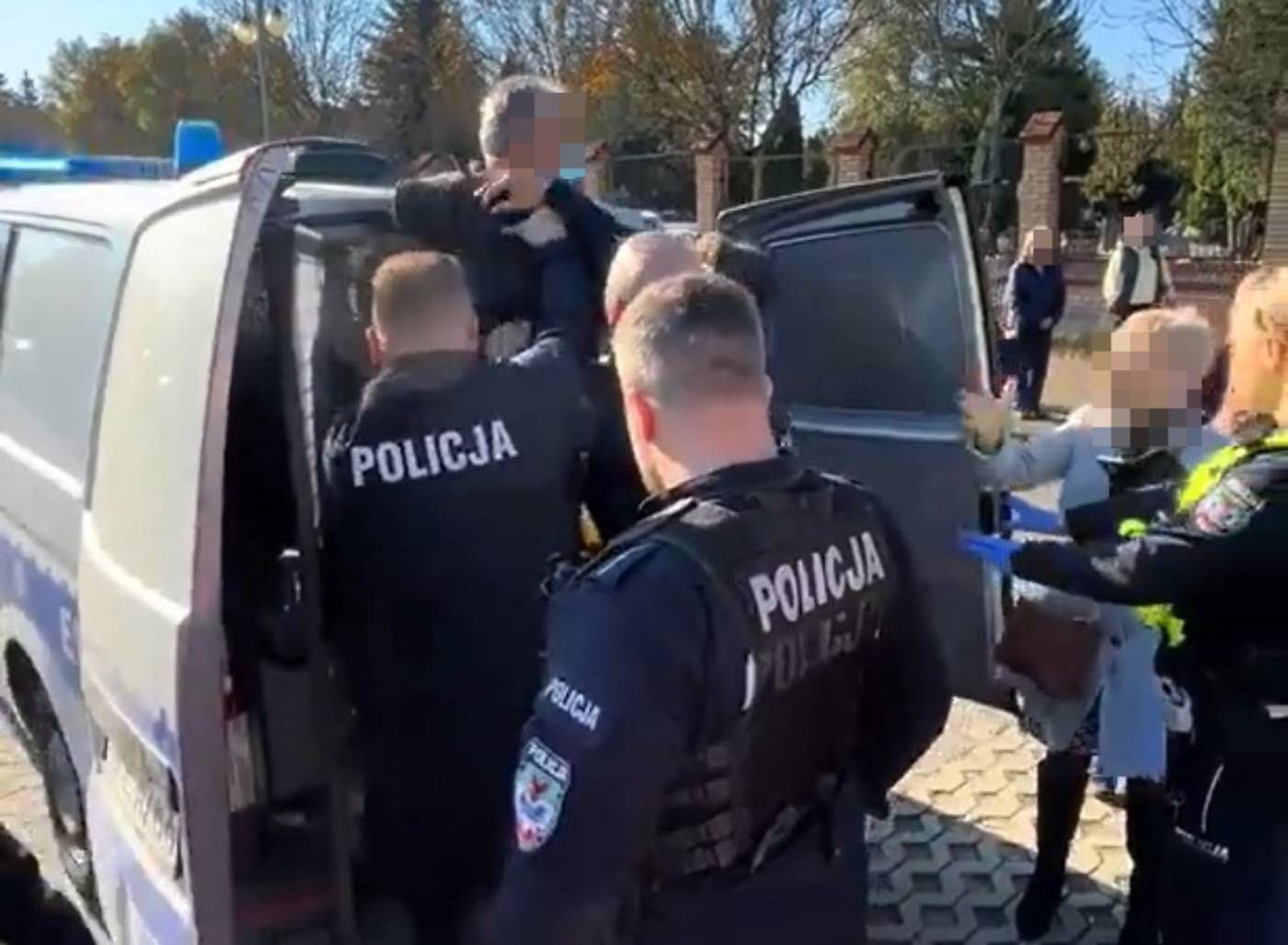 Awantura z policją przy cmentarzu. "Bandyci". Doszło do rękoczynów