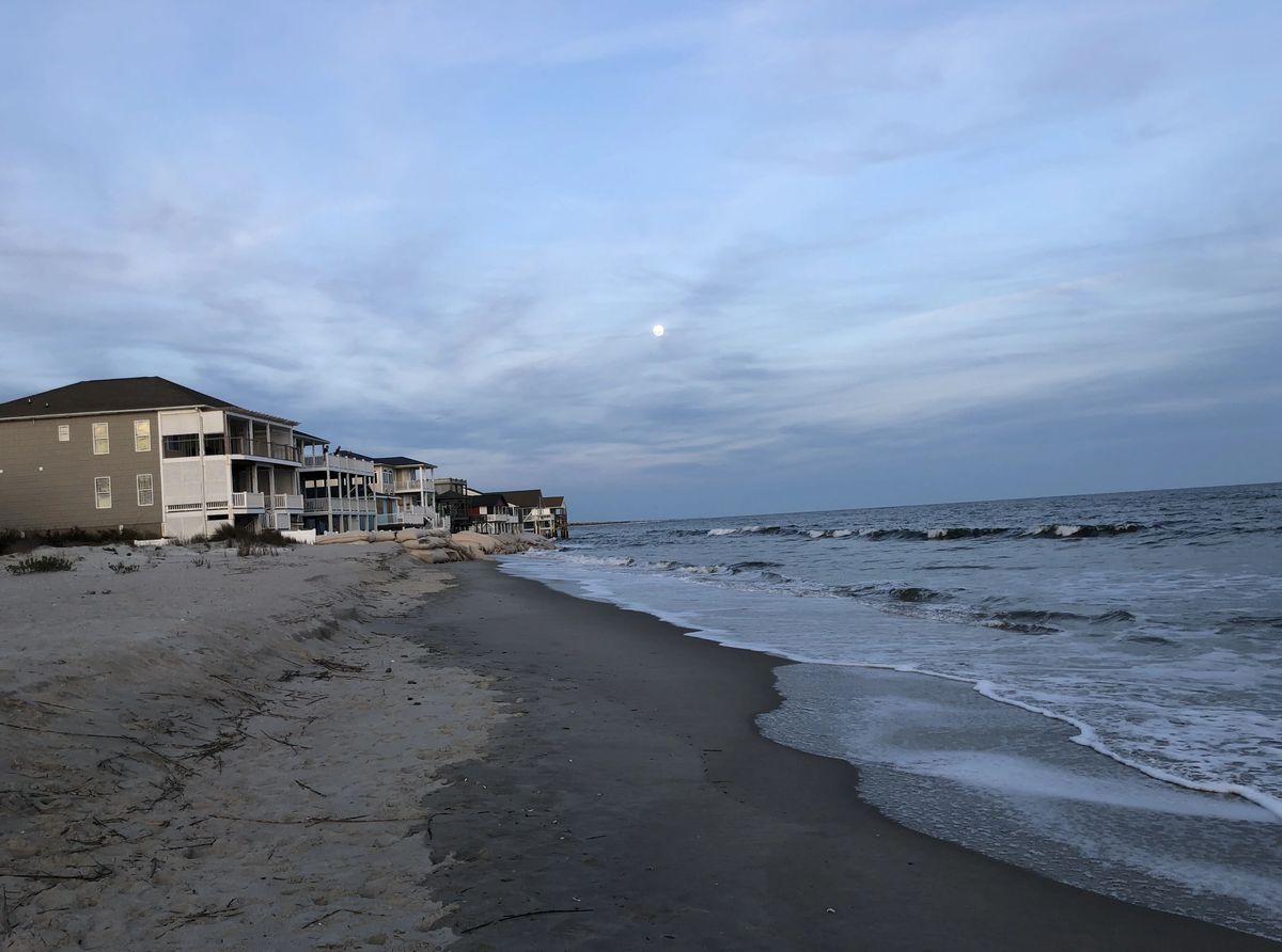 Wschodni kraniec Ocean Isle Beach w Karolinie Północnej doświadczył przez lata znacznej erozji wybrzeża, która doprowadziła do utraty i przeniesienia wielu domów. Źródło: NASA/JPL-Caltech
