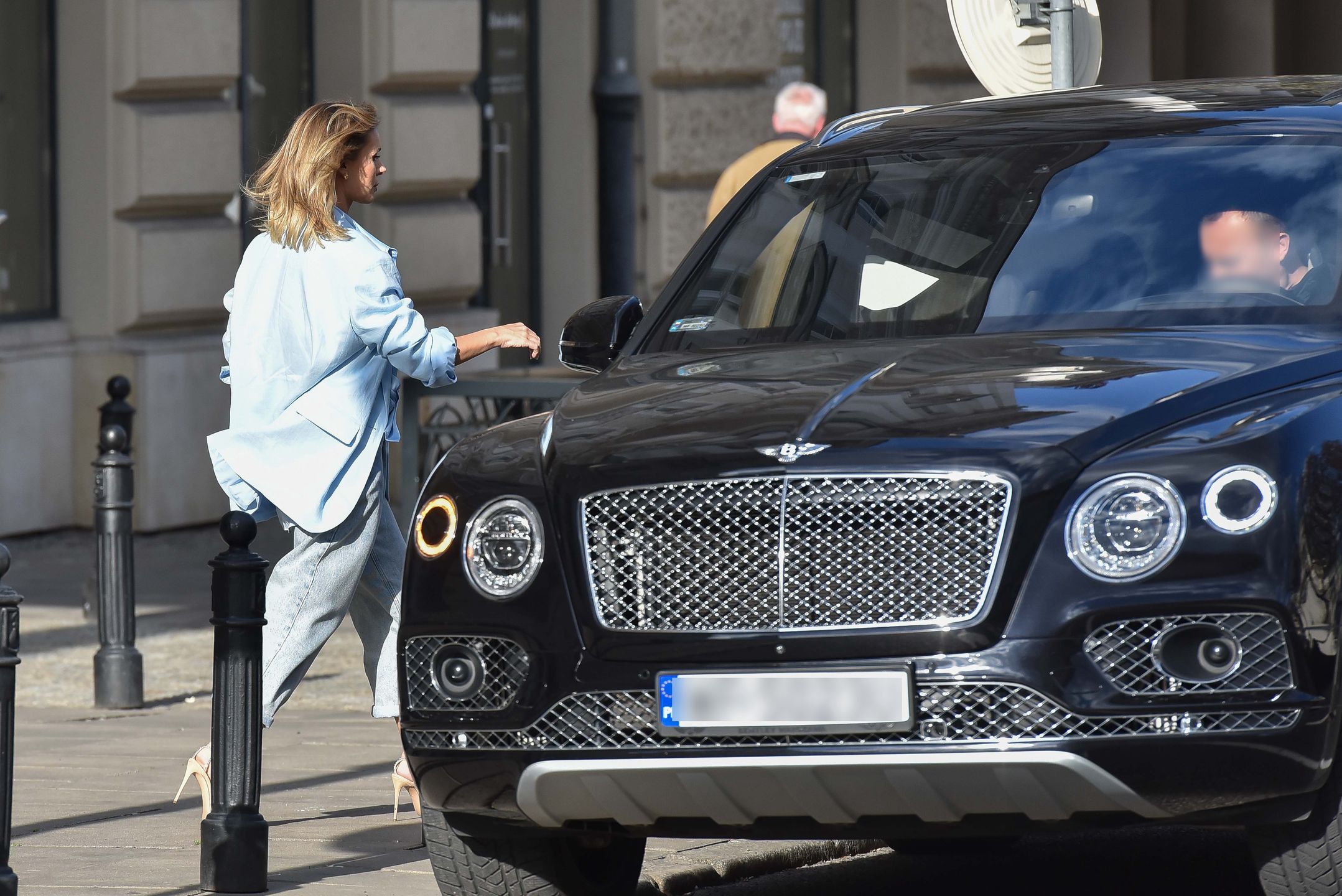 Wystylizowana Izabela Janachowska na obiedzie na mieście