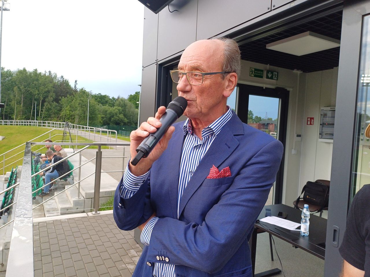 Dariusz Szpakowski na otwarciu stadionu w Starachowicach. Legendarny komentator był rozchwytywany przez fanów. Zobacz zdjęcia