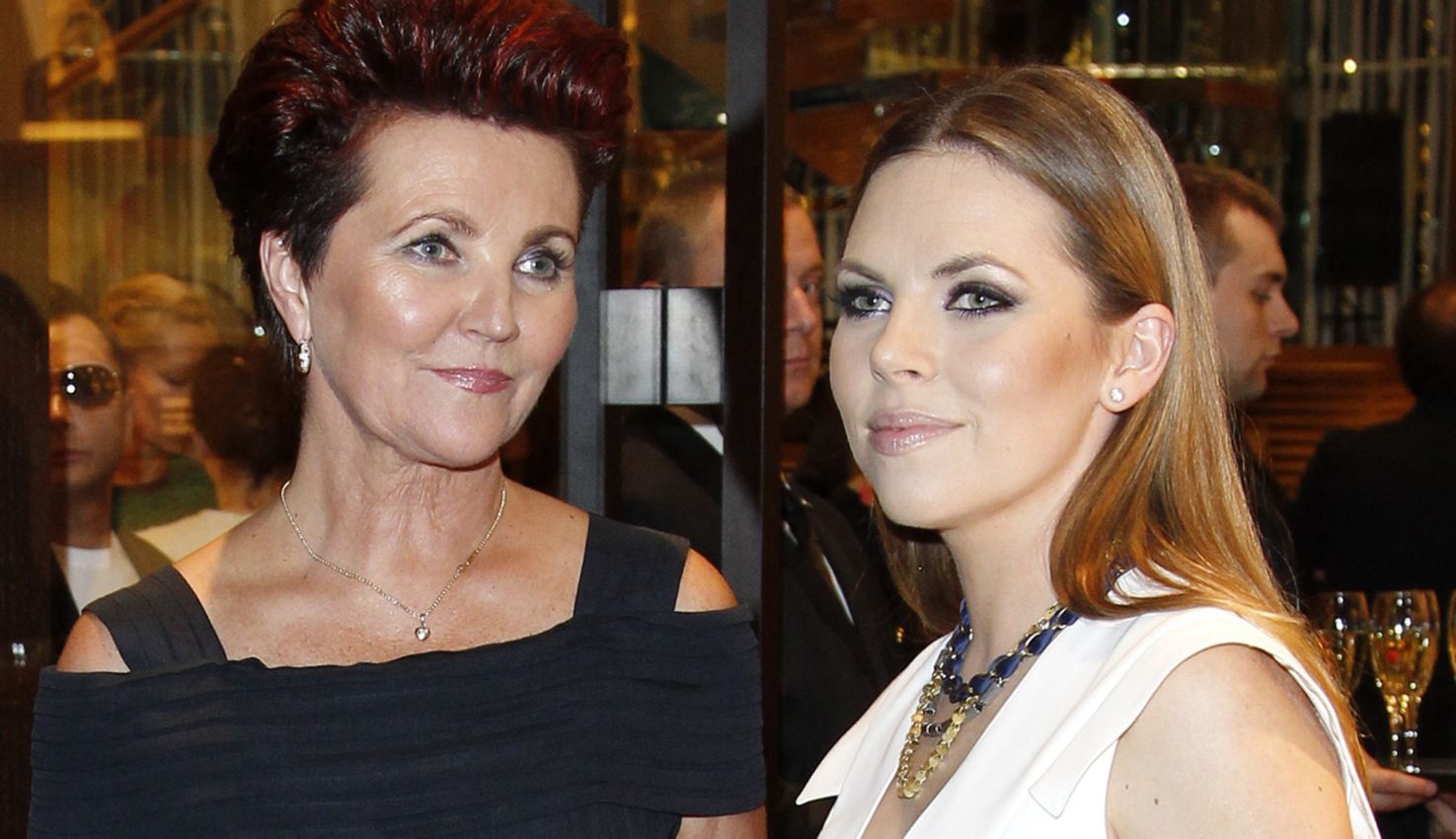 czerwiec 2013, Otwarcie butiku Louis Vuitton, sukienka czarna, korale