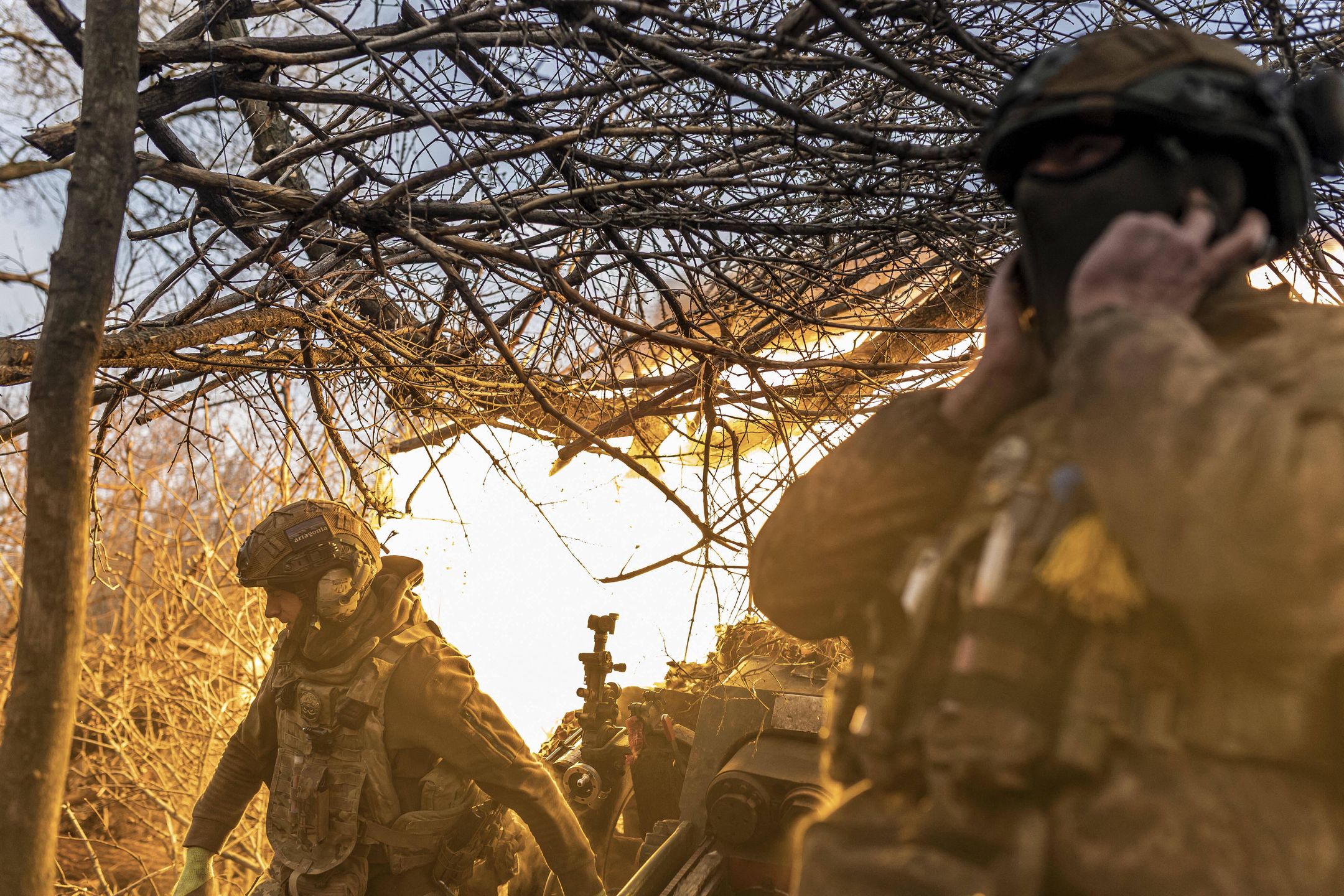 Ukrainian soldiers on the frontline in Donetsk Oblast
DONETSK OBLAST, UKRAINE - APRIL 4: Ukrainian soldier of the Aidar battalion fires artillery in the direction of Bakhmut in Donetsk oblast, 4 April 2023. Diego Herrera Carcedo / Anadolu Agency/ABACAPRESS.COM 
Dostawca: PAP/Abaca
AA/ABACA
Ammunition, army, artillery, Bakhmut, frontline, militry, Russia-Ukraine war, shelling, soldiers, troop, war, agresja Rosji, atak Rosji na Ukrain�, inwazja, inwazja rosyjska, konflikt zbrojny, rosyjska, rosyjski, sytuacja na Ukrainie, sytuacja w Ukrainie, Wojna na Ukrainie, wojna w Ukrainie, wok� Ukrainy