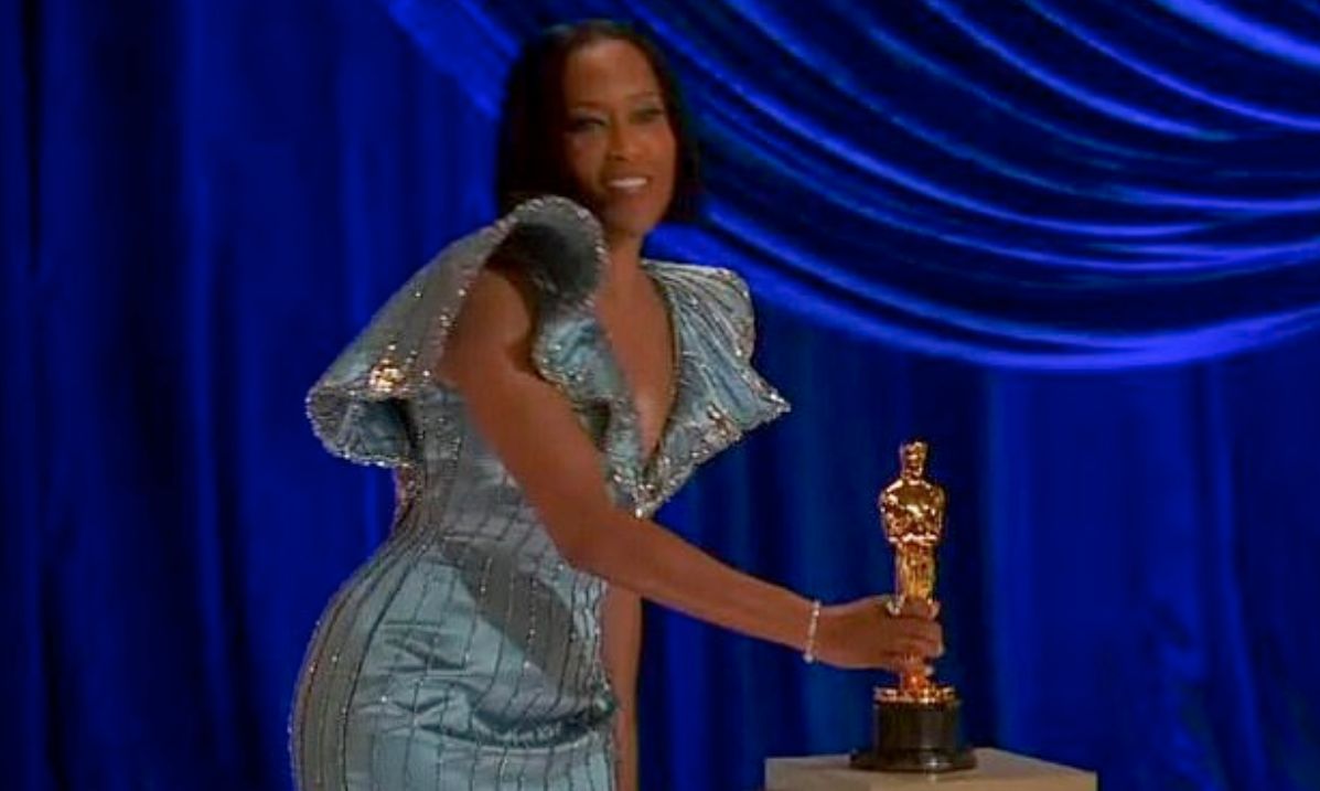 Oscary 2021. Regina King potknęła się na scenie