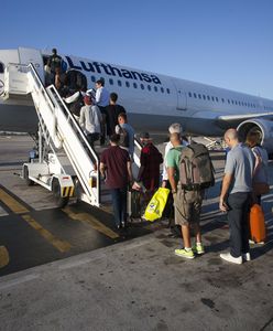 Naga pasażerka na pokładzie samolotu. Lot został opóźniony o kilka godzin