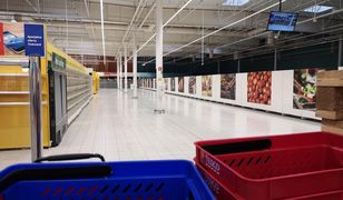 Pas rdzy między salonami Porsche i Lamborghini. Po Tesco został szyld i kafelki