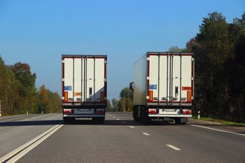 Tabliczka TIR na ciężarówce. Każdy ją zna, mało kto wie, co oznacza