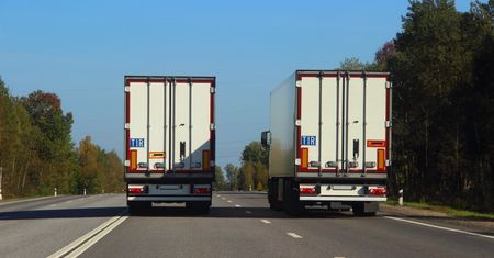 Tabliczka TIR na ciężarówce. Każdy ją zna, mało kto wie, co oznacza