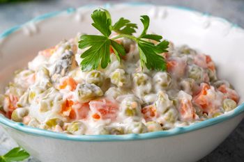 Podsmażam i dodaję do sałatki jarzynowej. Lepsza niż gyros na 1 listopada