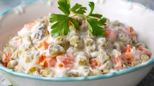 Podsmażam i dodaję do sałatki jarzynowej. Lepsza niż gyros na 1 listopada