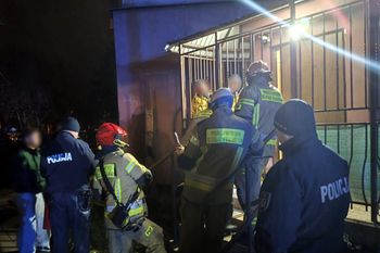 Pruszków: Zatrzasnęli się na balkonie. Strażacy ruszyli z pomocą