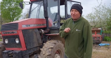 Rolnicy. Podlasie. W Plutyczach układają kostkę. "To jest czarna magia"