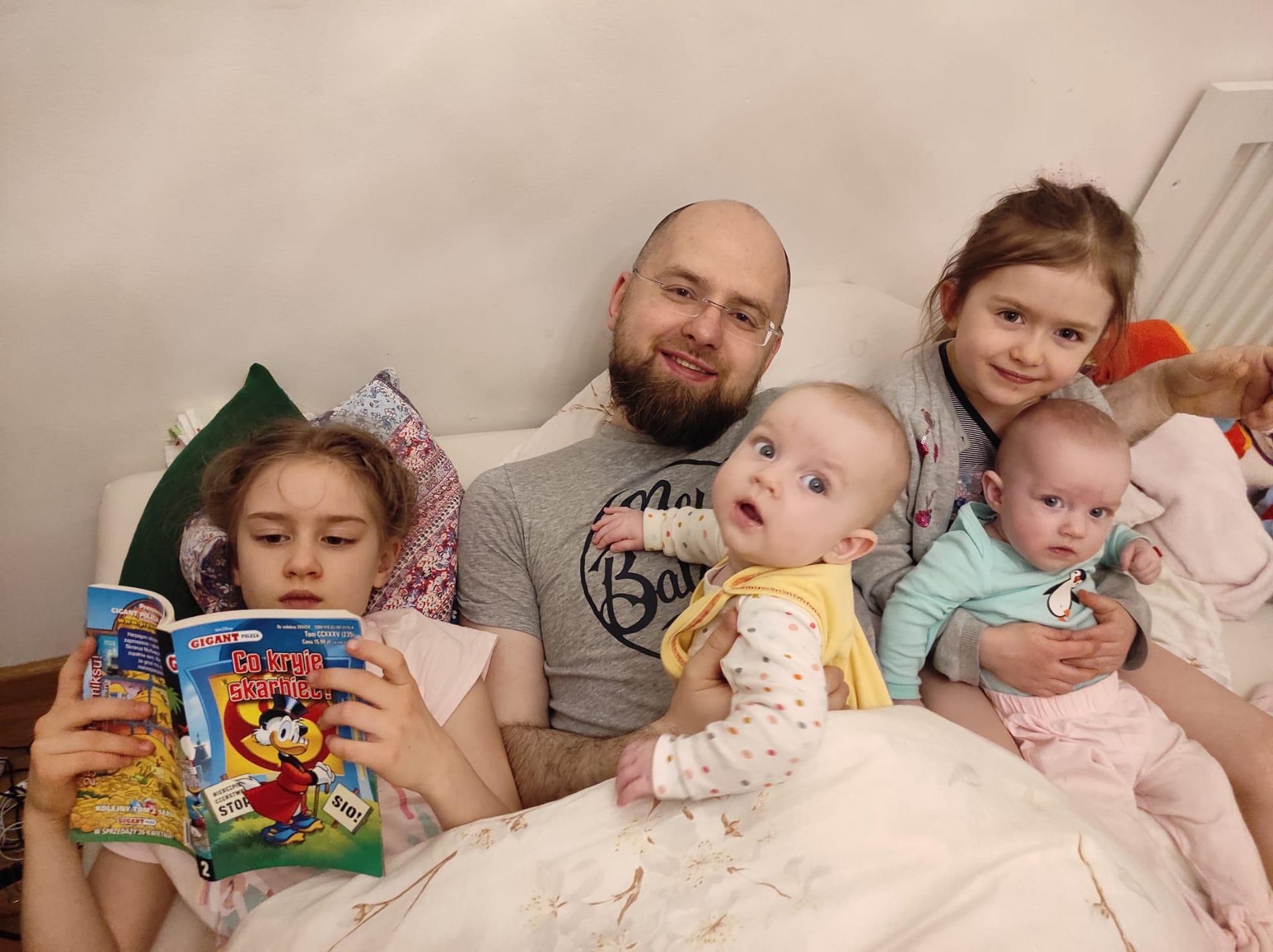 Marek ma cztery córki: Hanię, Zosię, Adę i Kirę. 