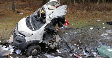 Auto wjechało na tory. Kierowca nie żyje, pociąg w ogniu