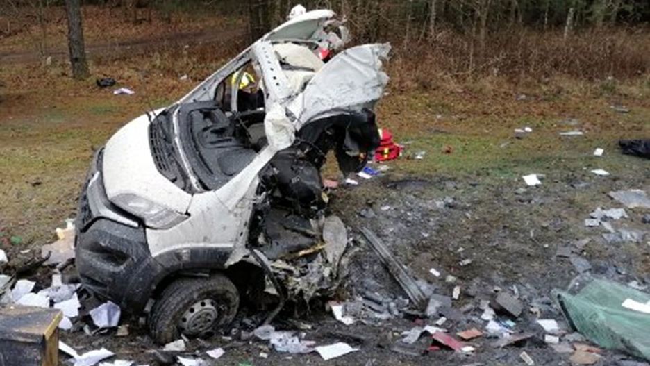 Auto wjechało na tory. Kierowca nie żyje, pociąg w ogniu 