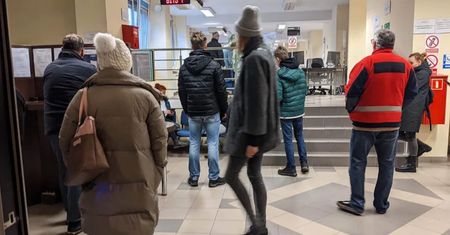 Takich kolejek dawno nie było. Polacy wnioskują jak szaleni. "Są to rekordowe ilości"