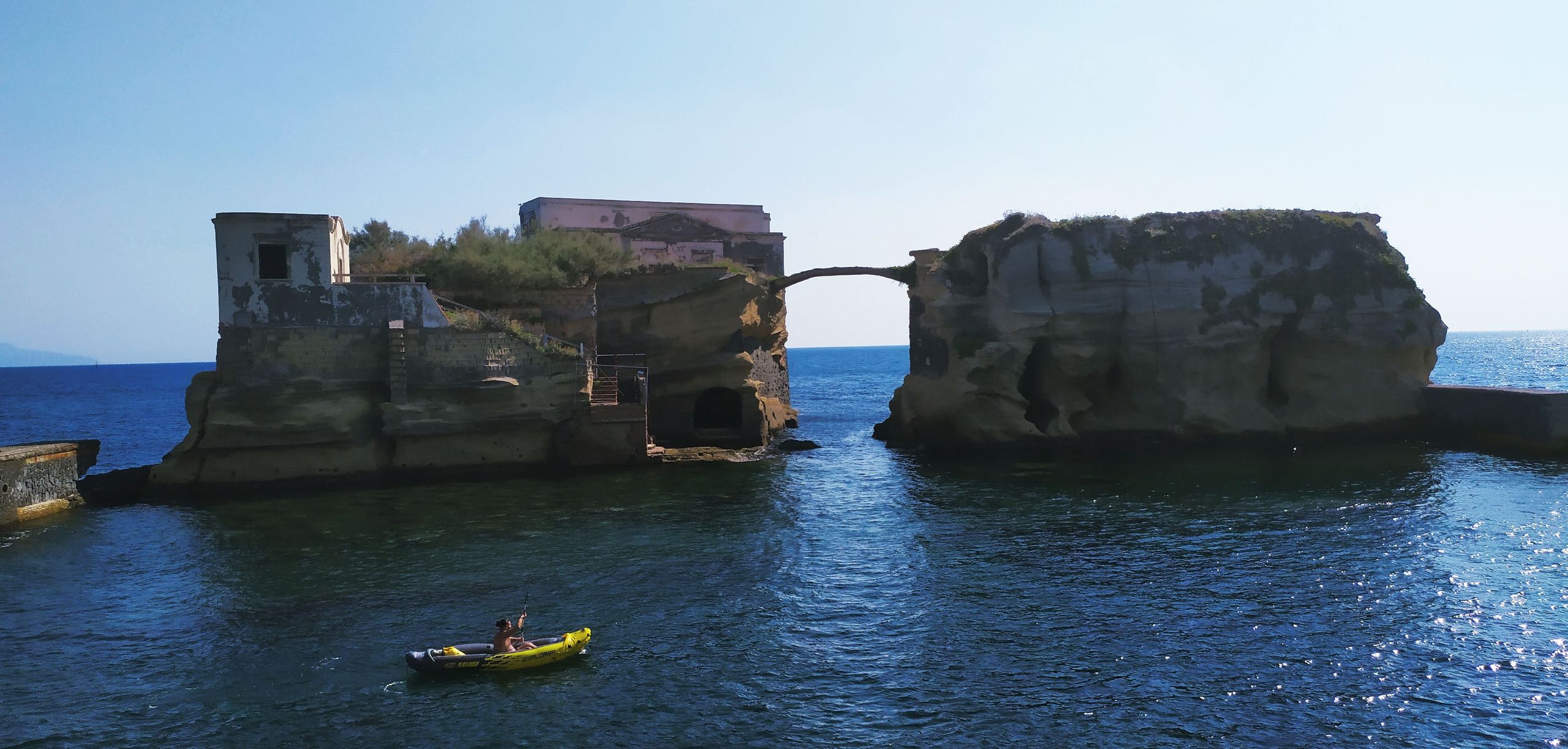 Widok na wyspę z lądu. Na zdjęciu widać mostek łączący