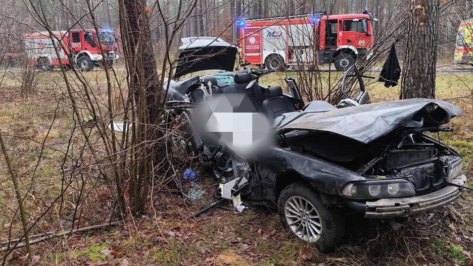 BMW roztrzaskało się na drzewie na drodze krajowej nr 53 