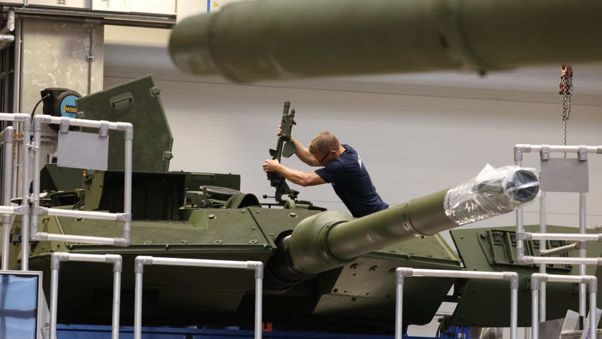 KASSEL, GERMANY - AUGUST 01: A worker installs a machine gun mount onto a Leopard 2A7 main battle tank at the KNDS heavy weapons factory on August 01, 2025 in Kassel, Germany. Germany is investing heavily in the modernization and expansion of the Bundeswehr, its armed forces. (Photo by Sean Gallup/Getty Images)