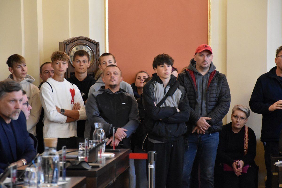 Samorząd miasta zamierza przekształcić Zespół Szkół nr 9 w Kaliszu i przenieść VII Liceum Ogólnokształcące Szkołę Mistrzostwa Sportowego. Podczas czwartkowej tym decyzją sprzeciwiali się uczniowie, nauczyciele i rodzice.